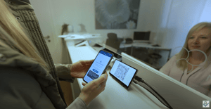 externer Monitor - Handy mit Patientin